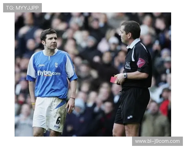 全面解析足球助理裁判判定进球的旗示动作技术细节与规则要点 全面解析足球助理裁判判定进球的旗示动作技术细节与规则要点